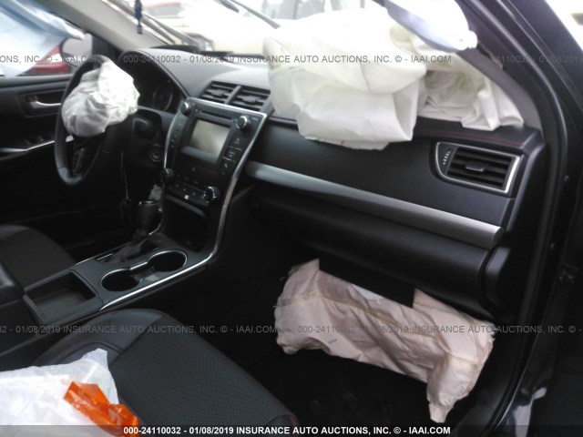 4T1BF1FK6GU141983 - 2016 TOYOTA CAMRY LE/XLE/SE/XSE შავი ფოტო 5