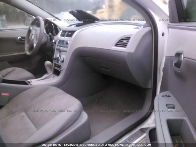 1G1ZH57B08F221829 - 2008 CHEVROLET MALIBU 1LT WHITE photo 5