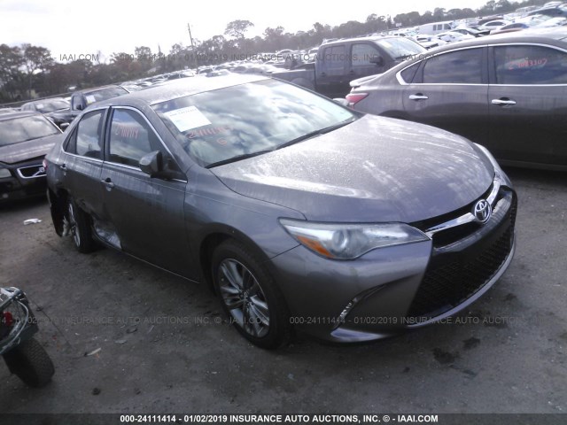 4T1BF1FK4HU763144 - 2017 TOYOTA CAMRY LE/XLE/SE/XSE 灰色 照片 1