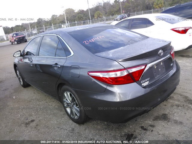 4T1BF1FK4HU763144 - 2017 TOYOTA CAMRY LE/XLE/SE/XSE 灰色 照片 3