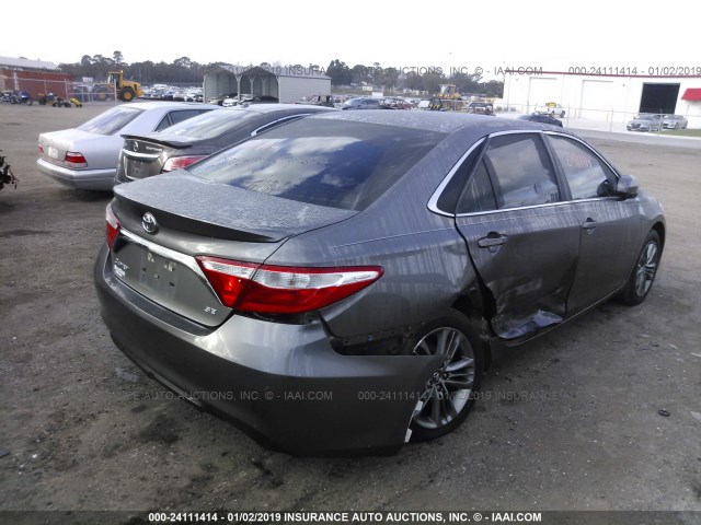 4T1BF1FK4HU763144 - 2017 TOYOTA CAMRY LE/XLE/SE/XSE 灰色 照片 4