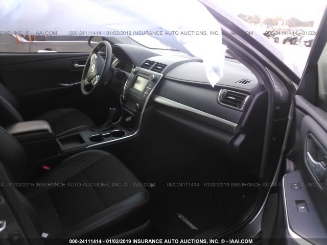 4T1BF1FK4HU763144 - 2017 TOYOTA CAMRY LE/XLE/SE/XSE 灰色 照片 5