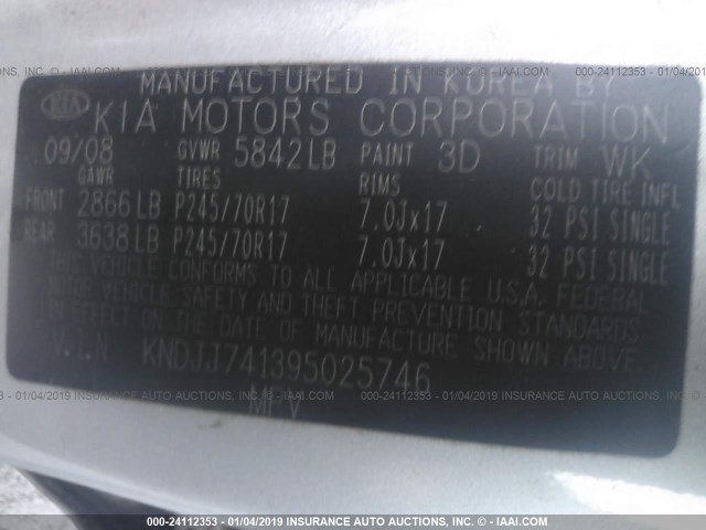 KNDJJ741395025746 - 2009 KIA BORREGO LX/EX SILVER photo 9