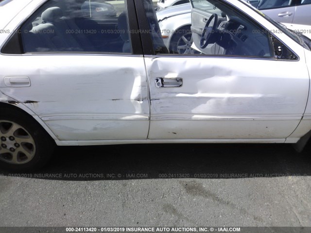 JT2BF22K2X0174446 - 1999 TOYOTA CAMRY LE/XLE WHITE photo 6