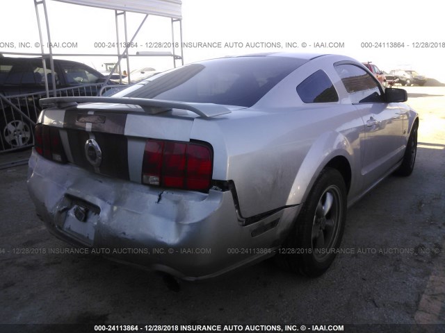 1ZVFT82H455241263 - 2005 FORD MUSTANG GT SILVER photo 4