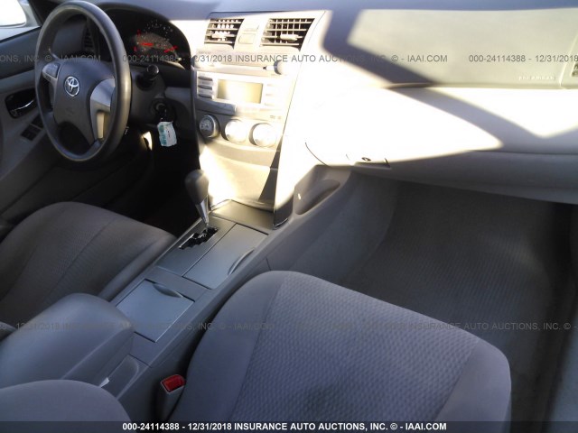 4T1BF3EK1BU747245 - 2011 TOYOTA CAMRY SE/LE/XLE 银色 照片 5