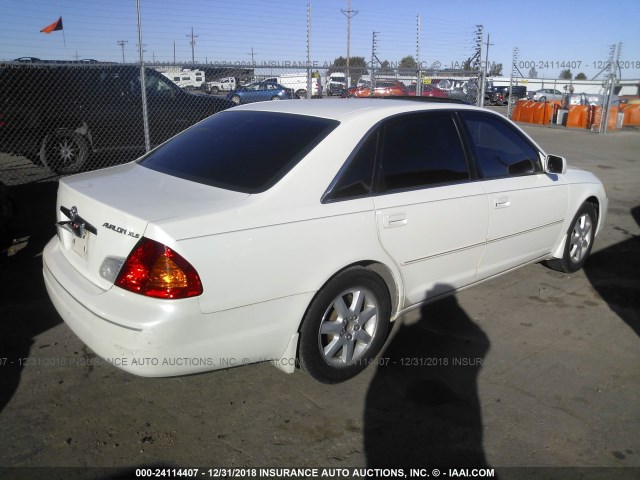 4T1BF28B22U244541 - 2002 TOYOTA AVALON XL/XLS WHITE photo 4