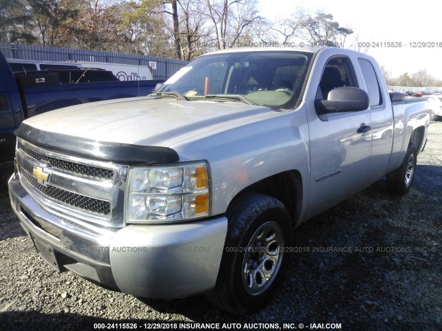 1GCSCPEX8AZ138008 - 2010 CHEVROLET SILVERADO C1500 SILVER photo 2