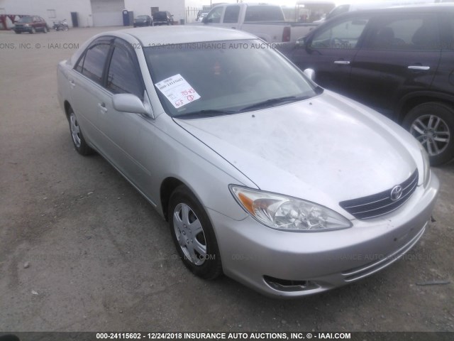 JTDBE32K220110464 - 2002 TOYOTA CAMRY LE/XLE/SE SILVER photo 1