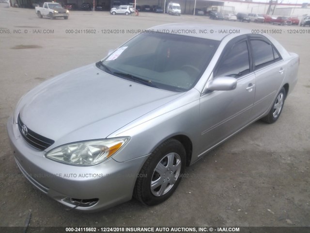 JTDBE32K220110464 - 2002 TOYOTA CAMRY LE/XLE/SE SILVER photo 2