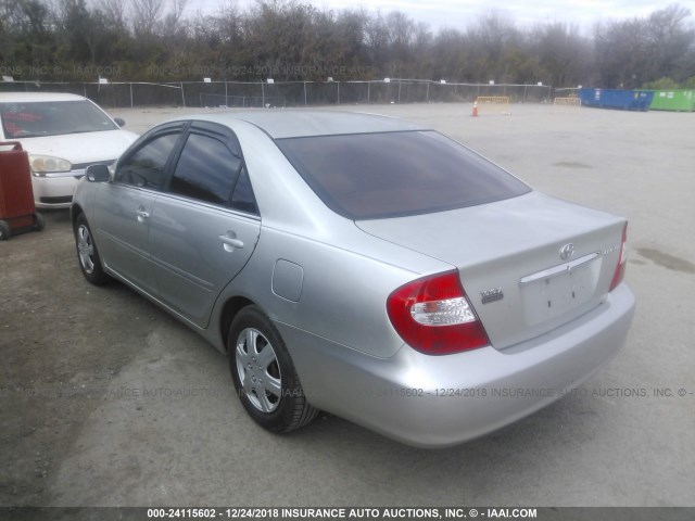 JTDBE32K220110464 - 2002 TOYOTA CAMRY LE/XLE/SE SILVER photo 3