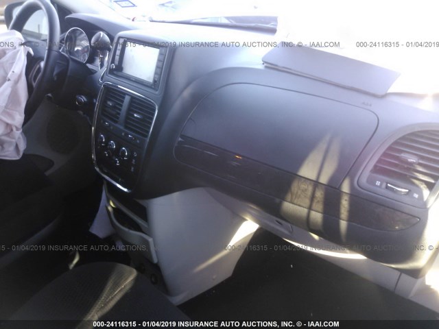 2C4RDGBGXHR850329 - 2017 DODGE GRAND CARAVAN SE GRAY photo 5