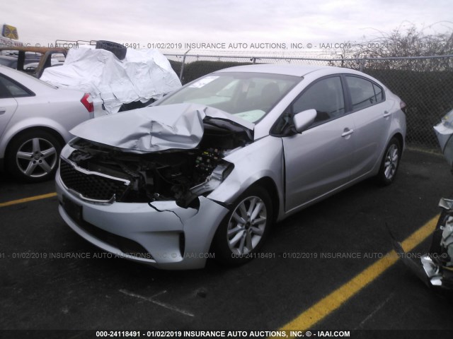 3KPFL4A73HE030598 - 2017 KIA FORTE LX/S SILVER photo 2