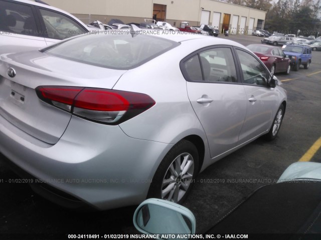 3KPFL4A73HE030598 - 2017 KIA FORTE LX/S SILVER photo 4