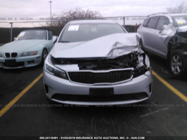 3KPFL4A73HE030598 - 2017 KIA FORTE LX/S SILVER photo 6