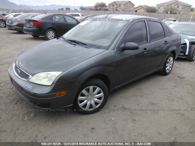 1FAFP34N35W310960 - 2005 FORD FOCUS ZX4 GRAY photo 2