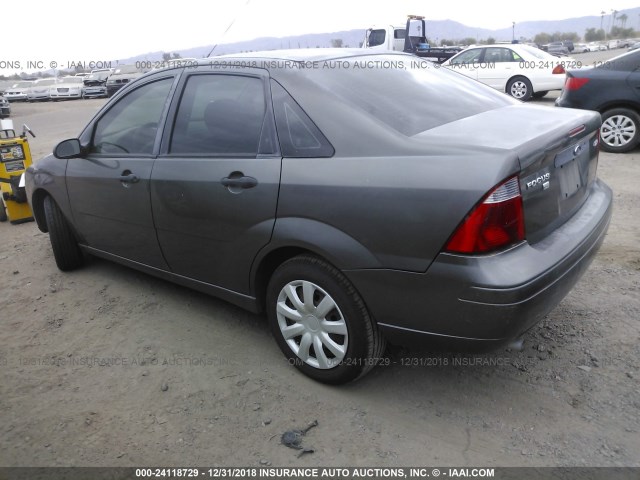 1FAFP34N35W310960 - 2005 FORD FOCUS ZX4 GRAY photo 3