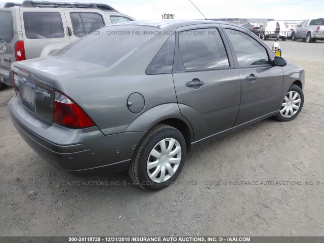 1FAFP34N35W310960 - 2005 FORD FOCUS ZX4 GRAY photo 4