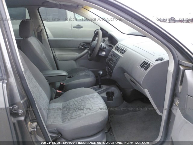 1FAFP34N35W310960 - 2005 FORD FOCUS ZX4 GRAY photo 5