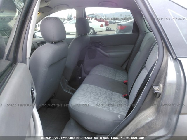 1FAFP34N35W310960 - 2005 FORD FOCUS ZX4 GRAY photo 8