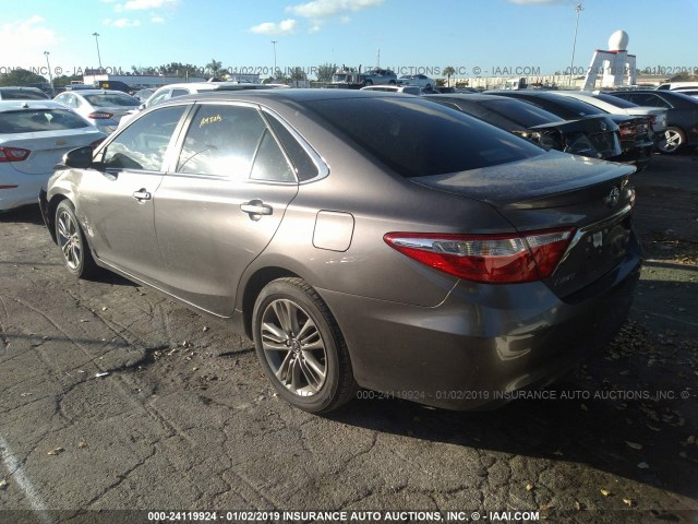 4T1BF1FK2GU233401 - 2016 TOYOTA CAMRY LE/XLE/SE/XSE GRAY photo 3