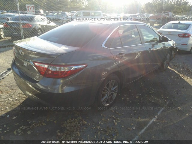 4T1BF1FK2GU233401 - 2016 TOYOTA CAMRY LE/XLE/SE/XSE GRAY photo 4