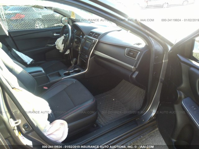 4T1BF1FK2GU233401 - 2016 TOYOTA CAMRY LE/XLE/SE/XSE GRAY photo 5