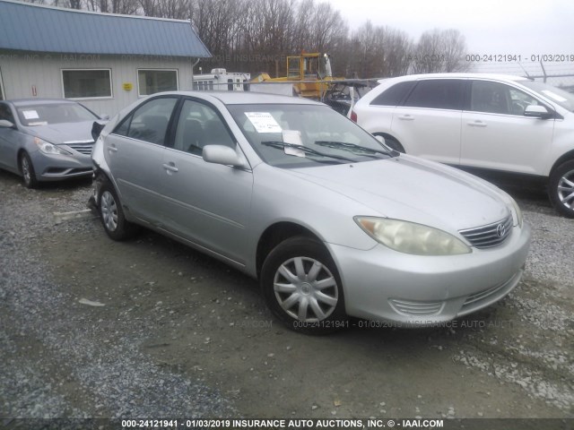 4T1BE30K15U962672 - 2005 TOYOTA CAMRY LE/XLE/SE SILVER photo 1