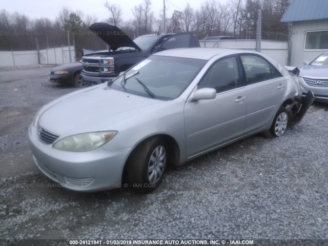 4T1BE30K15U962672 - 2005 TOYOTA CAMRY LE/XLE/SE SILVER photo 2