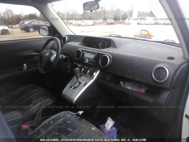 JTLKE50E691063439 - 2009 TOYOTA SCION XB WHITE photo 5