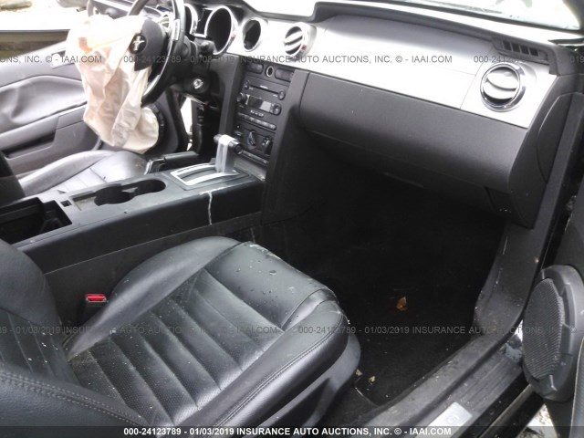 1ZVFT82H365220096 - 2006 FORD MUSTANG GT BLACK photo 5