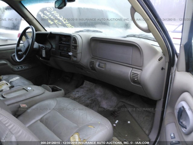 1GKEC13RXWJ713752 - 1998 GMC YUKON WHITE photo 5