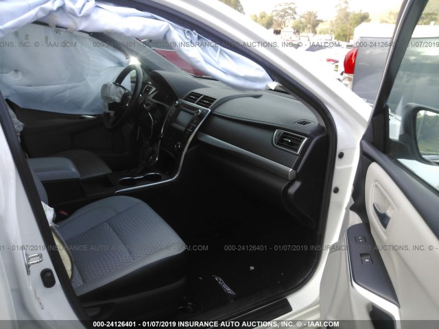 4T1BF1FK4FU105076 - 2015 TOYOTA CAMRY LE/XLE/SE/XSE WHITE photo 5