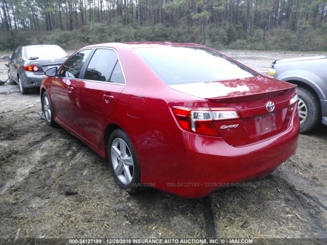 4T1BF1FK8EU731664 - 2014 TOYOTA CAMRY L/SE/LE/XLE Qırmızı foto 3