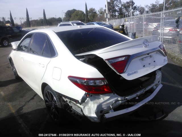 4T1BF1FK7GU180002 - 2016 TOYOTA CAMRY LE/XLE/SE/XSE WHITE photo 3