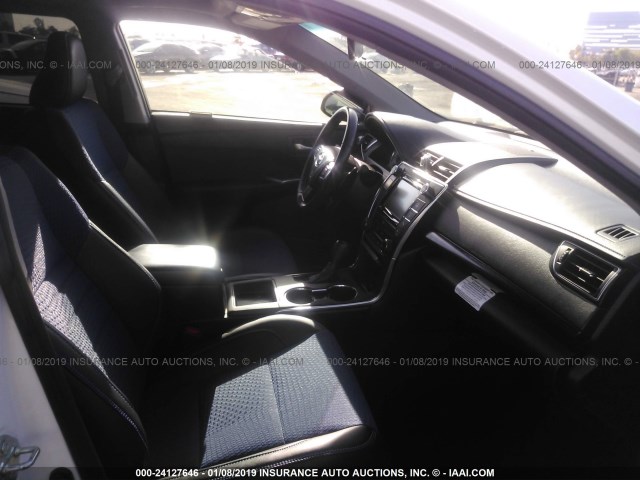 4T1BF1FK7GU180002 - 2016 TOYOTA CAMRY LE/XLE/SE/XSE WHITE photo 5