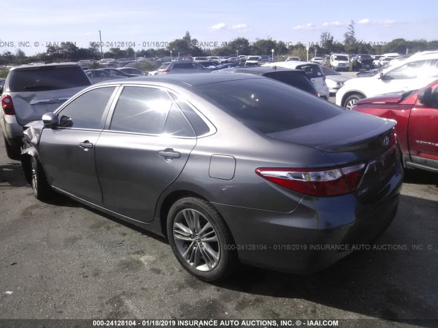 4T1BF1FK6GU607847 - 2016 TOYOTA CAMRY LE/XLE/SE/XSE GRAY photo 3