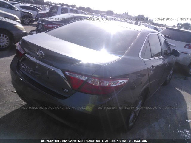 4T1BF1FK6GU607847 - 2016 TOYOTA CAMRY LE/XLE/SE/XSE GRAY photo 4