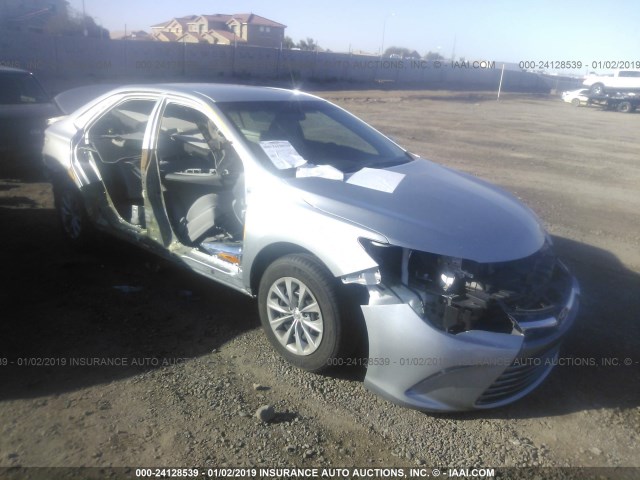 4T1BF1FK2HU333970 - 2017 TOYOTA CAMRY LE/XLE/SE/XSE SILVER photo 1