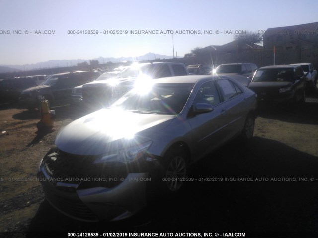 4T1BF1FK2HU333970 - 2017 TOYOTA CAMRY LE/XLE/SE/XSE SILVER photo 2