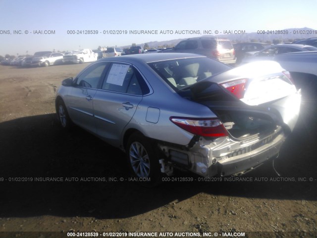4T1BF1FK2HU333970 - 2017 TOYOTA CAMRY LE/XLE/SE/XSE SILVER photo 3