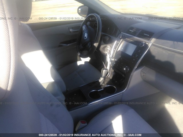 4T1BF1FK2HU333970 - 2017 TOYOTA CAMRY LE/XLE/SE/XSE SILVER photo 5