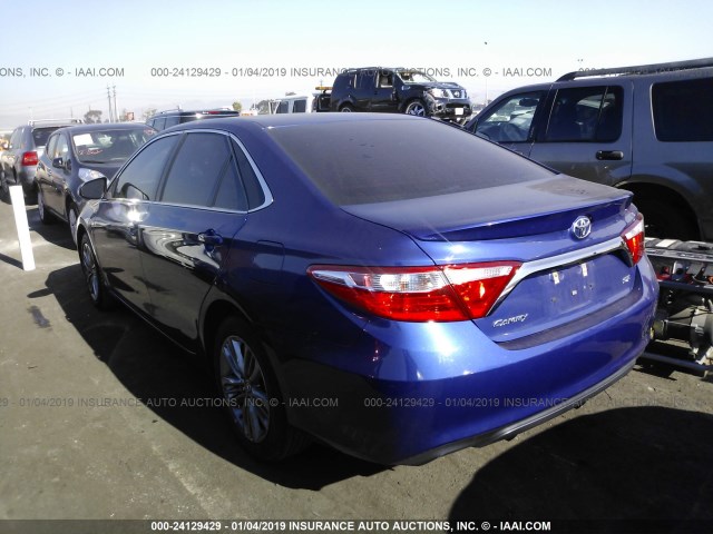 4T1BF1FK6FU885033 - 2015 TOYOTA CAMRY LE/XLE/SE/XSE BLUE photo 3