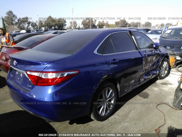 4T1BF1FK6FU885033 - 2015 TOYOTA CAMRY LE/XLE/SE/XSE BLUE photo 4
