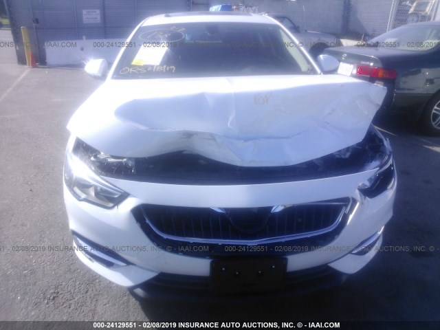 W04GP6SX6J1121919 - 2018 BUICK REGAL ESSENCE WHITE photo 10