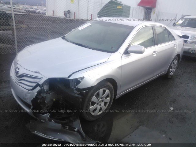 4T4BF3EKXAR028838 - 2010 TOYOTA CAMRY SE/LE/XLE SILVER photo 2