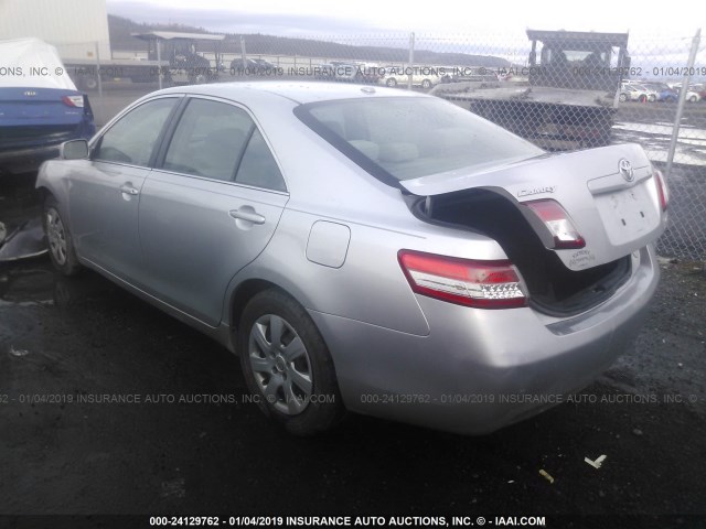 4T4BF3EKXAR028838 - 2010 TOYOTA CAMRY SE/LE/XLE SILVER photo 3