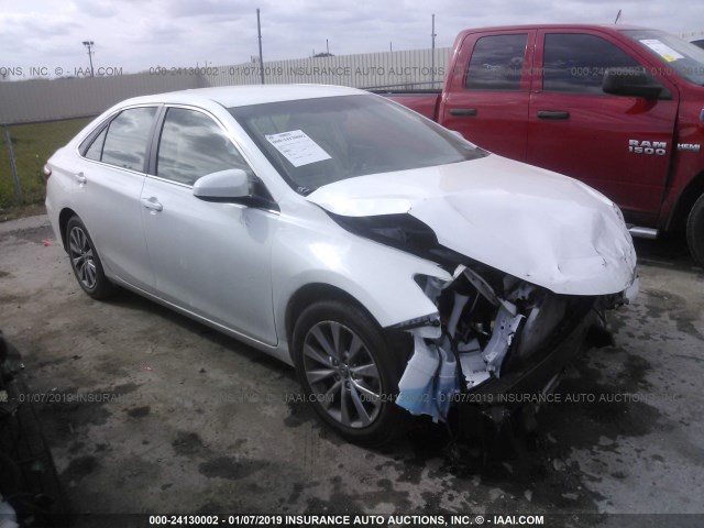 4T4BF1FK0FR457528 - 2015 TOYOTA CAMRY LE/XLE/SE/XSE 白色 照片 1