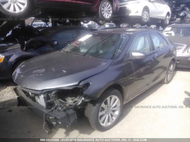 4T1BF1FKXHU687882 - 2017 TOYOTA CAMRY LE/XLE/SE/XSE GRAY photo 2