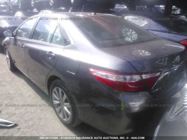 4T1BF1FKXHU687882 - 2017 TOYOTA CAMRY LE/XLE/SE/XSE GRAY photo 3